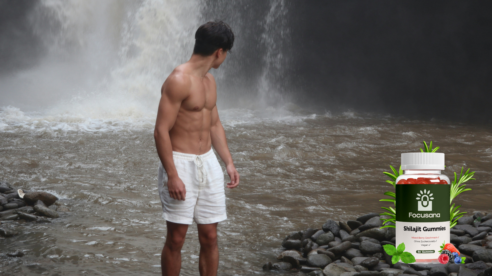 Durchtrainierter Mann mit voller Energie durch Shilajit steht vor Wasserfall